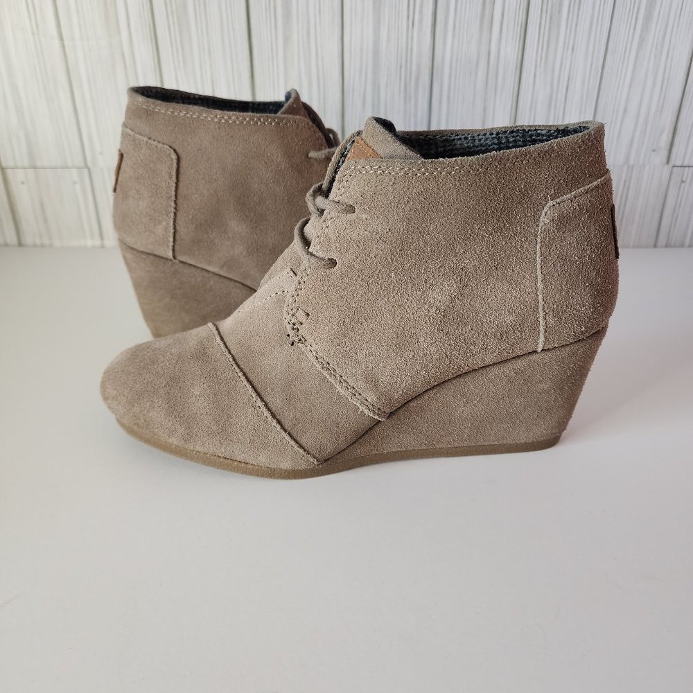 Women's Desert Tan TOMS Suede Wedge Lace Up Booties Size 7.5